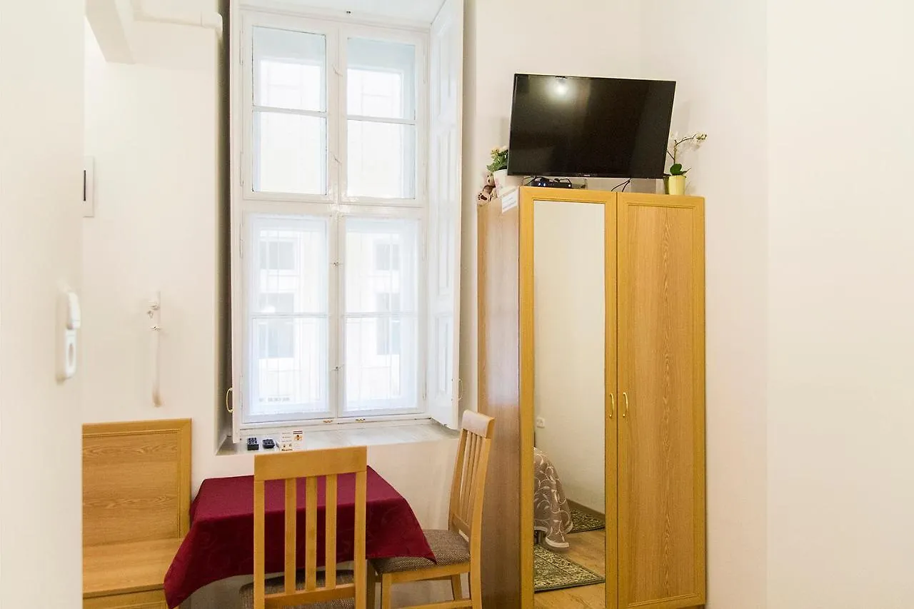 Authentic Akacfa Apartment Budapest Ungarn